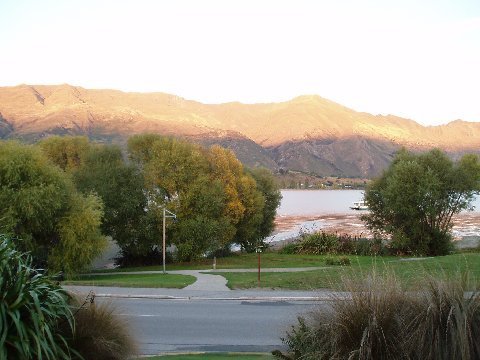 (early morning, Wanaka.  The park begins across the street from our room.  The trail goes either direction from here)