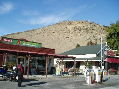 (Gas & pastry stop near Lindis Pass)